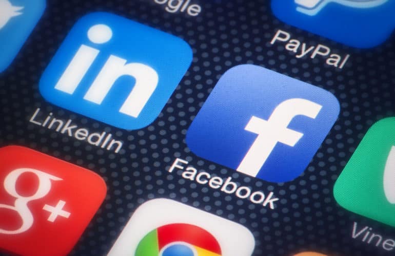 Facebook vs LinkedIn
